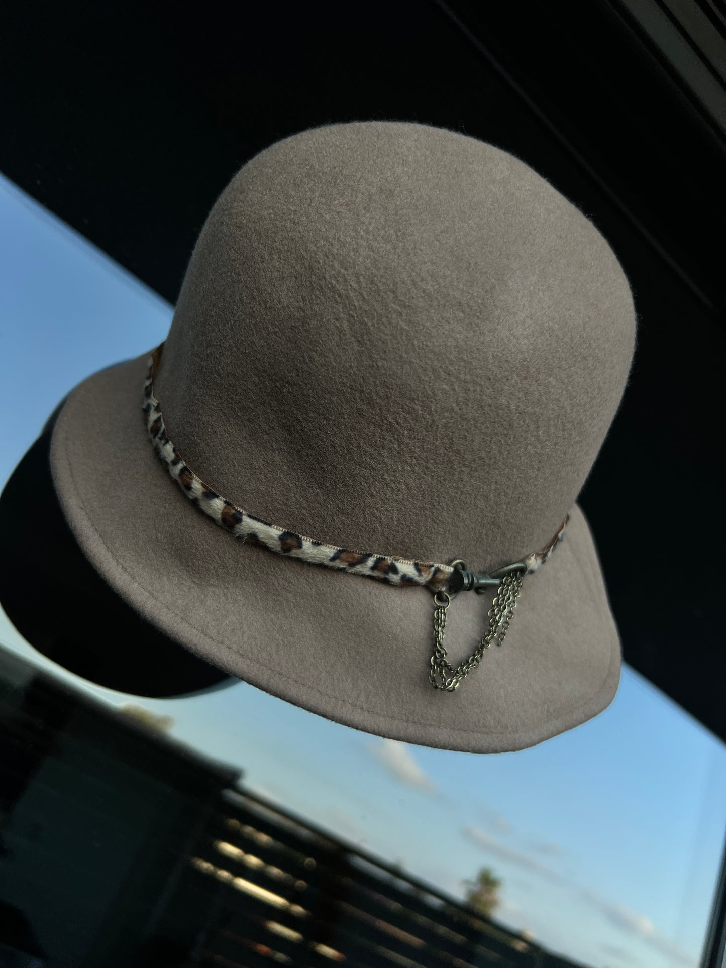 beige rounded hat - adjustable rim