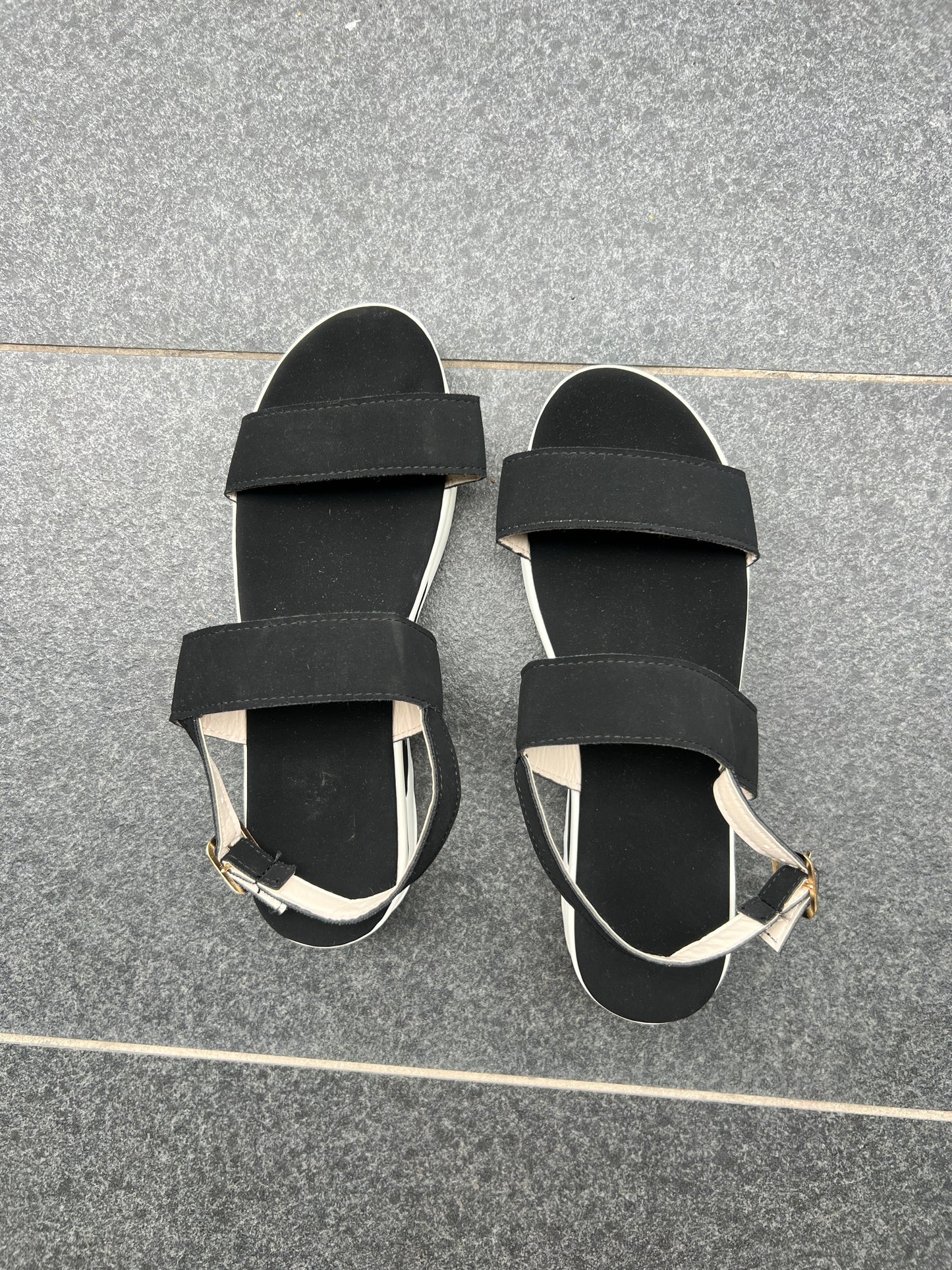 black & white foam strap sandals- 8.5/9