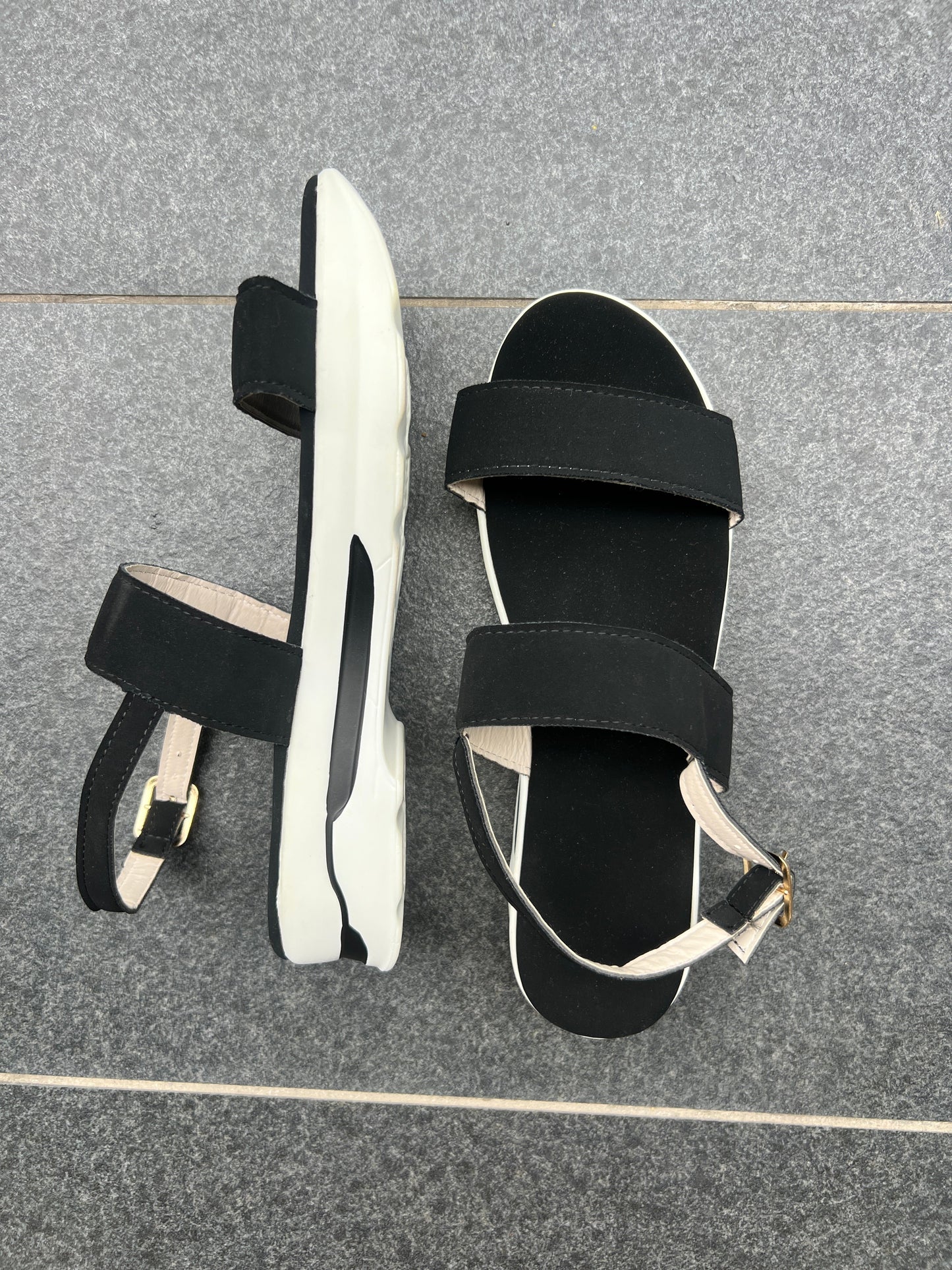 black & white foam strap sandals- 8.5/9